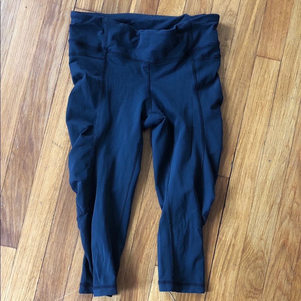Lululemon Black Cropped Leggings size 4 soft comfortable GUC worn no issues